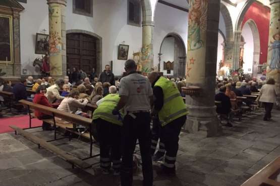 Un feligrés se siente indispuesto en la Basílica de Telde (Foto TA)