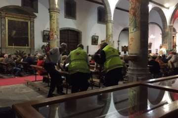 Un feligrés se siente indispuesto en la Basílica de Telde (Foto TA)