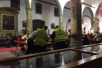 Un feligrés se siente indispuesto en la Basílica de Telde (Foto TA)
