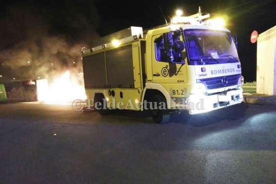 Varios contenedores arden de madrugada en La Garita-Telde (Foto TA)