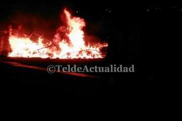 Varios contenedores arden de madrugada en La Garita-Telde (Foto TA)