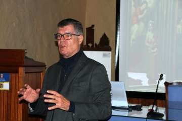 El cronista imparte su última conferencia como director del Museo de Telde (Foto Jesús Ruiz Mesa)