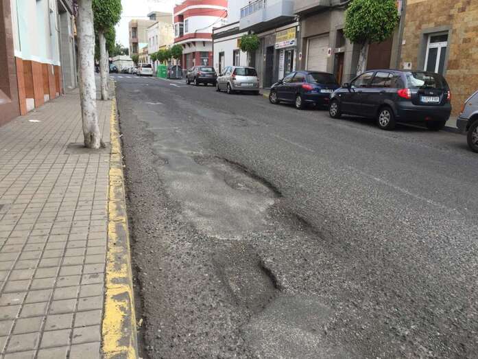 Uno de los baches de la calle de Doctor Melián (Foto TA)