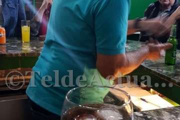 'El Virula' despacha sus últimos montaditos y garbanzadas (Foto TA)