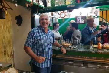 'El Virula' despacha sus últimos montaditos y garbanzadas (Foto TA)