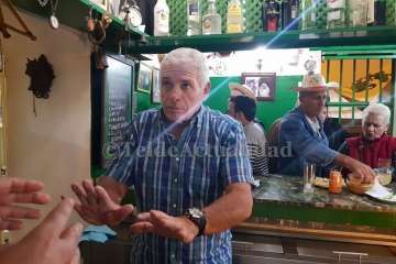 'El Virula' despacha sus últimos montaditos y garbanzadas (Foto TA)