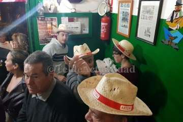 'El Virula' despacha sus últimos montaditos y garbanzadas (Foto TA)