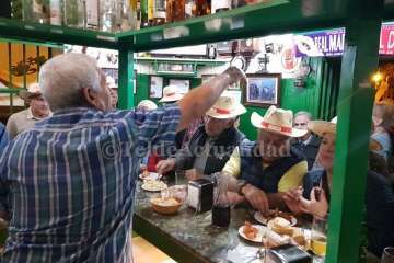 'El Virula' despacha sus últimos montaditos y garbanzadas (Foto TA)