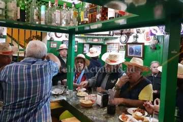 'El Virula' despacha sus últimos montaditos y garbanzadas (Foto TA)