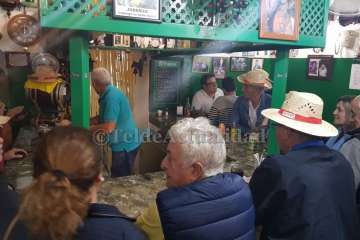 'El Virula' despacha sus últimos montaditos y garbanzadas (Foto TA)