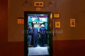 'El Virula' despacha sus últimos montaditos y garbanzadas (Foto TA)