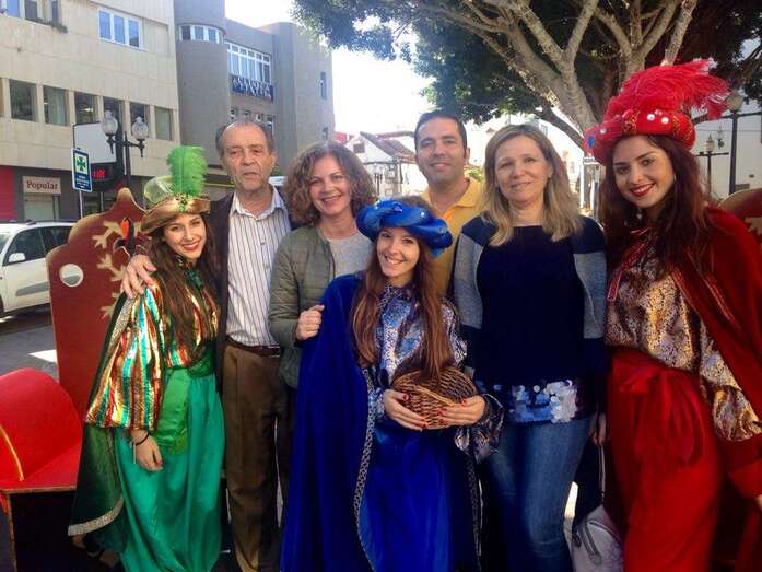 El concejal José Suárez y miembros del PP de Telde, con los pajes reales (Foto TA)