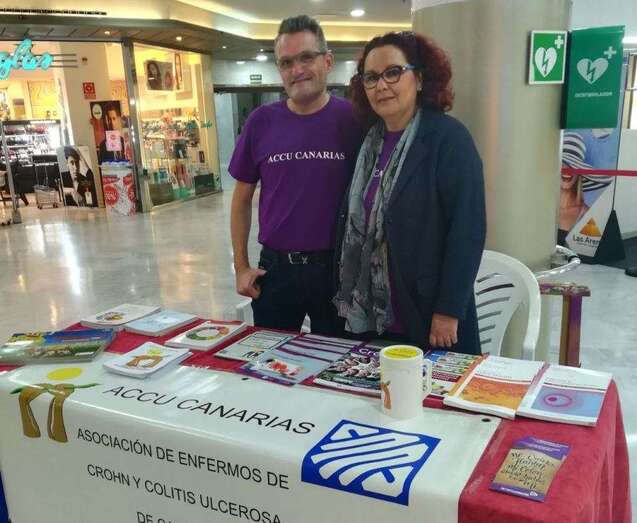 Puesto informativo instalado por ACCU Canarias en el CC Las Arenas (Foto TA)