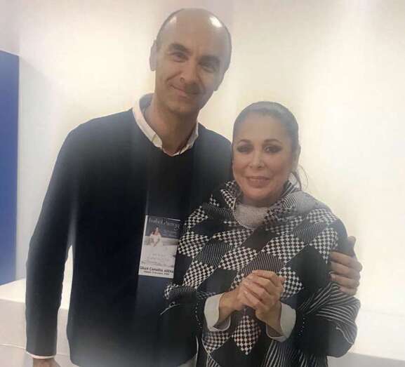 La cantante con el promotor teldense, Juanfra Suárez, promotor del concierto de anoche (Foto TA)