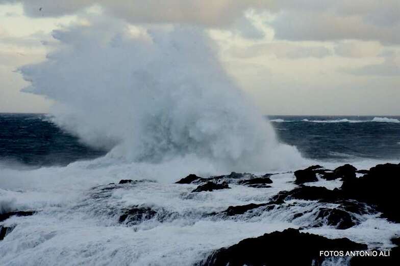 Imagen captada esta tarde en la zona de riscos al sur de la playa de La Garita (Antonio Alí)
