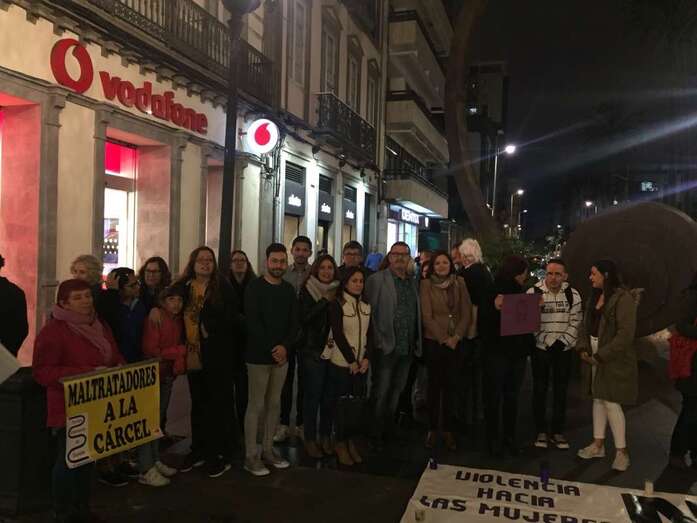 Momento de la concentración de esta tarde noche en Triana (Foto TA)