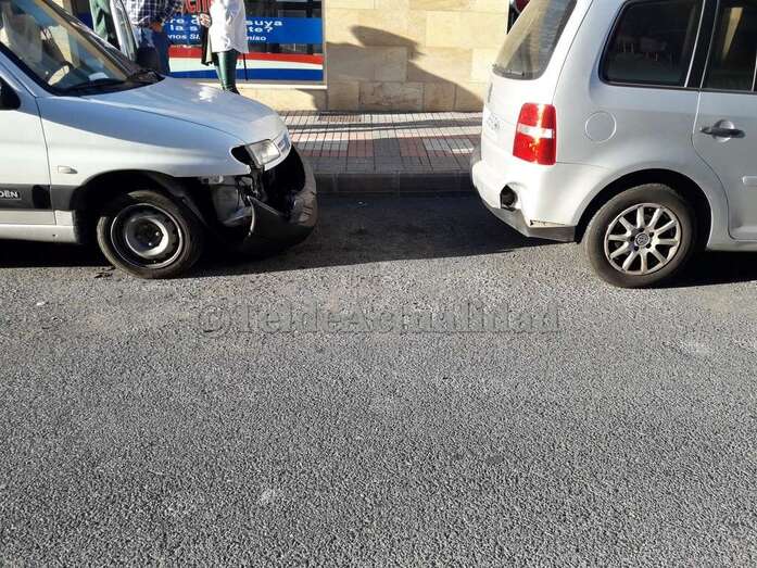 Vehículos contra los que impactó la motocicleta (Foto TA)