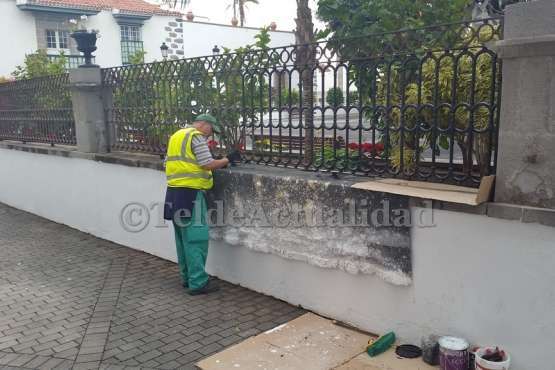 Tratamiento de pintura a la verja de la alameda de San Juan (Foto TA)