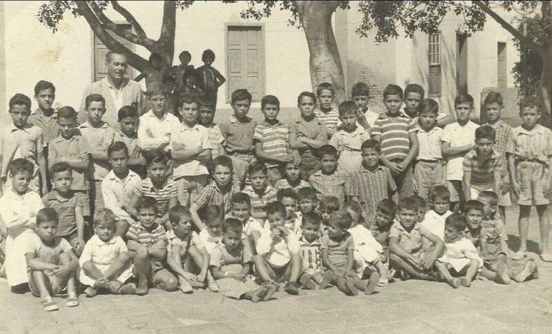 Grupo de alumnos con su profesor en la plaza del barrio (Foto TA)