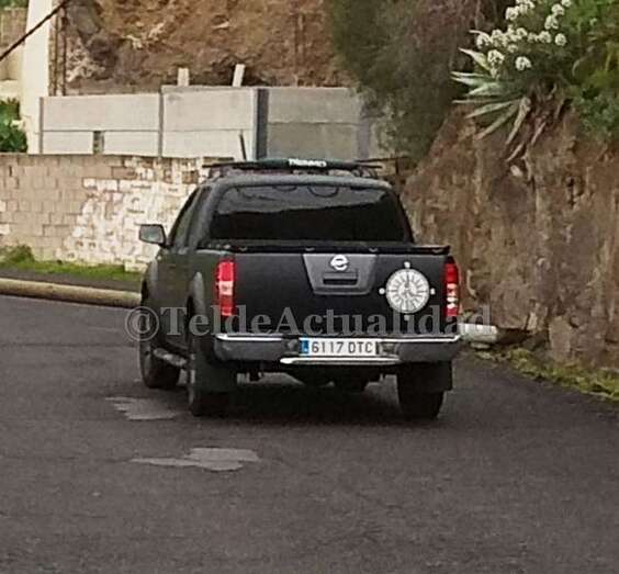 Poste caído sobre la vía de La Gavia (Foto TA)