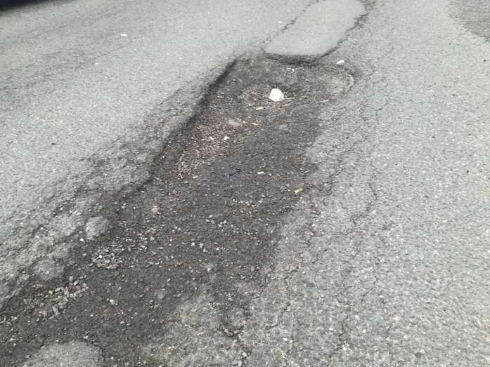 Imagen de uno de los baches que salpican las calles África y Zurbarán, en Las Huesas (Foto TA)