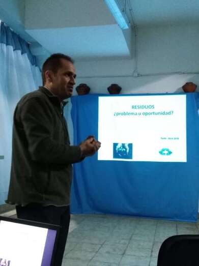 El ingeniero Andrés Sanz durante la charla de esta noche (Foto TA)
