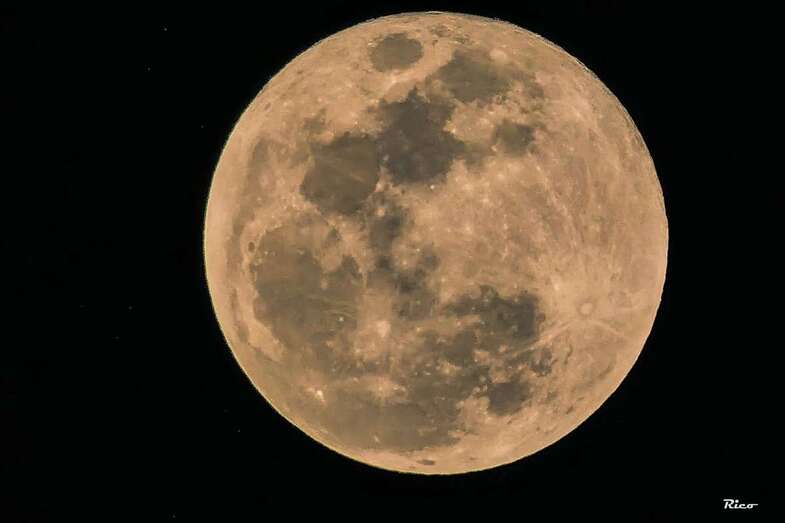 Anoche coincidieron en el cielo una luna azul, una luna de sangre, un eclipse lunar y una superluna (Foto Antonio Rico)