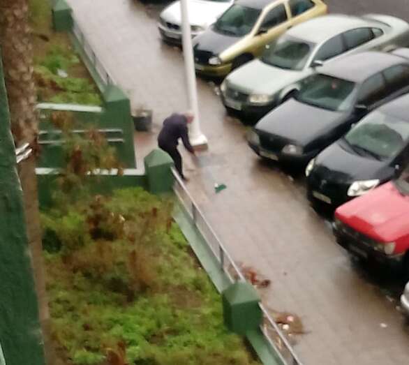 Un vecino de la calle Manuel Álamo del Valle de Jinámar, limpiando su acera (Foto TA)
