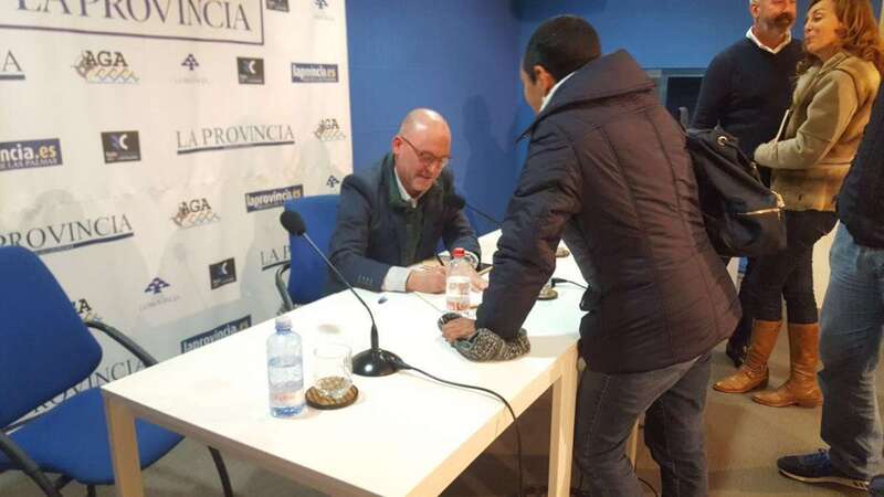 José Miguel Álamo firma un ejemplar de su libro (Foto TA)