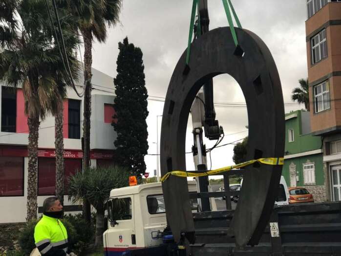 Operarios municipales retiran la escultura (Foto TA)