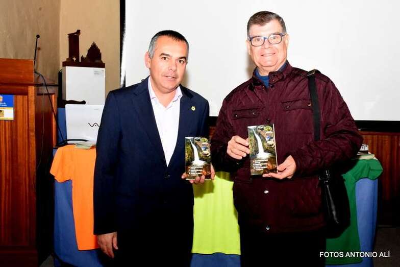 El autor del libro, Álvaro Monzón, junto al cronista oficial, anoche en la presentación del libro (Foto Antonio Alí)