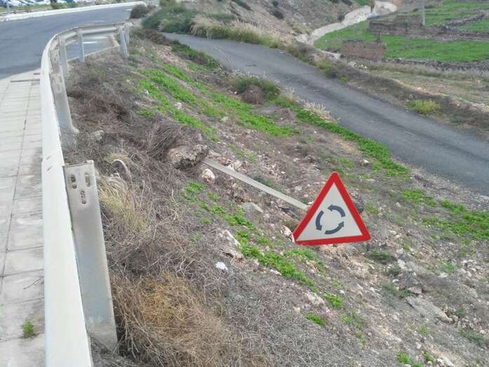 Señal vertical tirada en el vial costero (Foto TA)