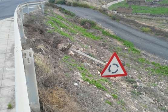 Una señal de tráfico tirada en el vial costero de Salinetas-Telde (Foto TA)