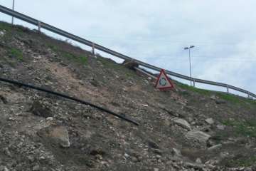 Una señal de tráfico tirada en el vial costero de Salinetas-Telde (Foto TA)