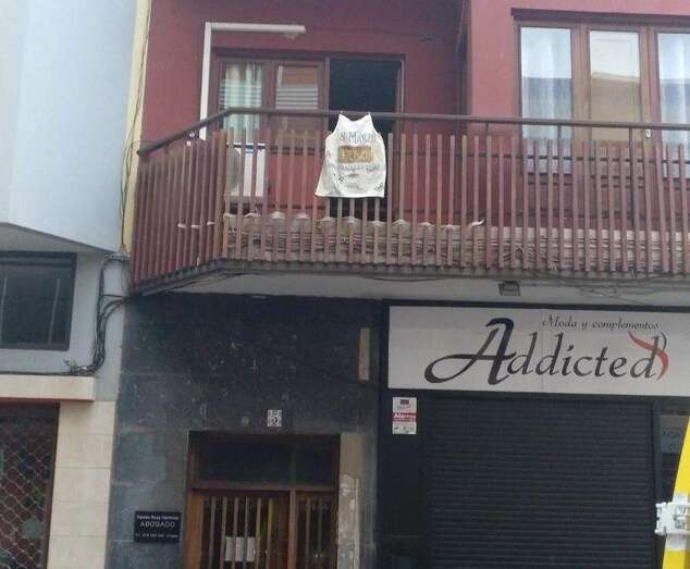 Pequeña pancarta colocada en un balcón de la calle de Poeta Fernando González (Foto TA)