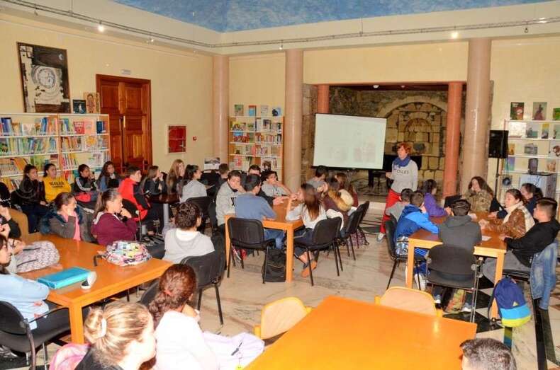 La primera sesión del taller literario se celebró este miércoles en la Biblioteca de Arnao (Foto Francisco Javier Santana)