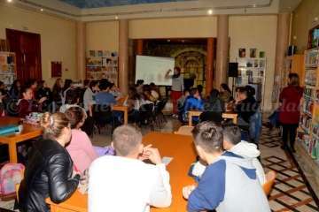 Alumnos de Telde se acercan a la obra de la poetisa Pino Ojeda (Foto Francisco Javier Santana)