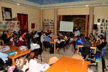 Alumnos de Telde se acercan a la obra de la poetisa Pino Ojeda (Foto Francisco Javier Santana)