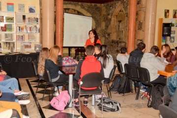 Alumnos de Telde se acercan a la obra de la poetisa Pino Ojeda (Foto Francisco Javier Santana)