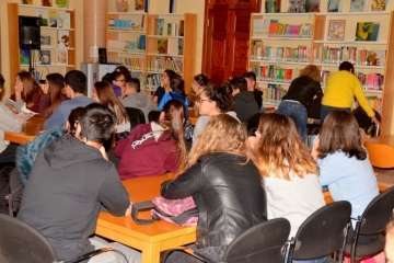Alumnos de Telde se acercan a la obra de la poetisa Pino Ojeda (Foto Francisco Javier Santana)