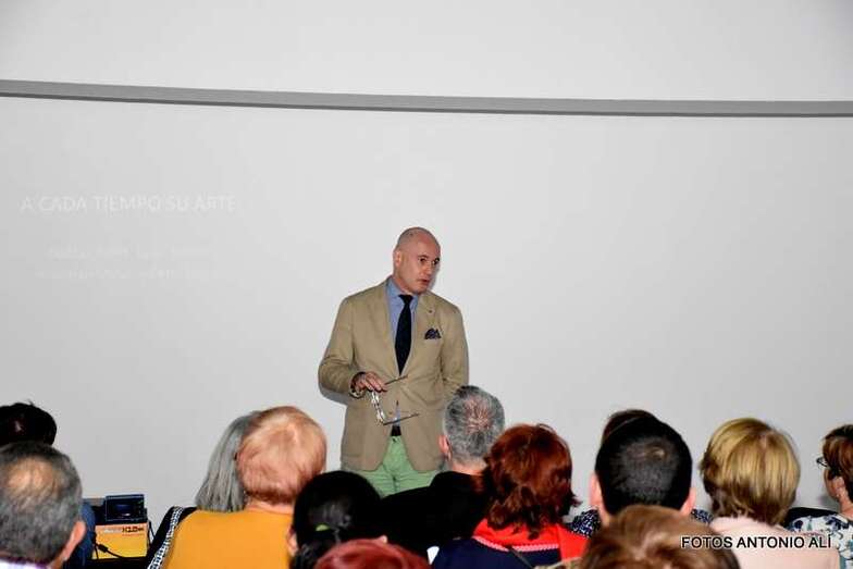 La charla tuvo lugar en el Teatro Municipal de Telde (Foto Antonio Alí)