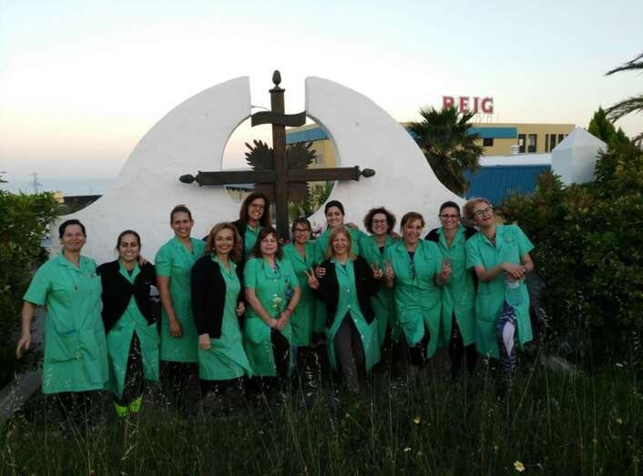 Las trabajadoras junto al monumento a la Cruz en Jerez (Foto TA)