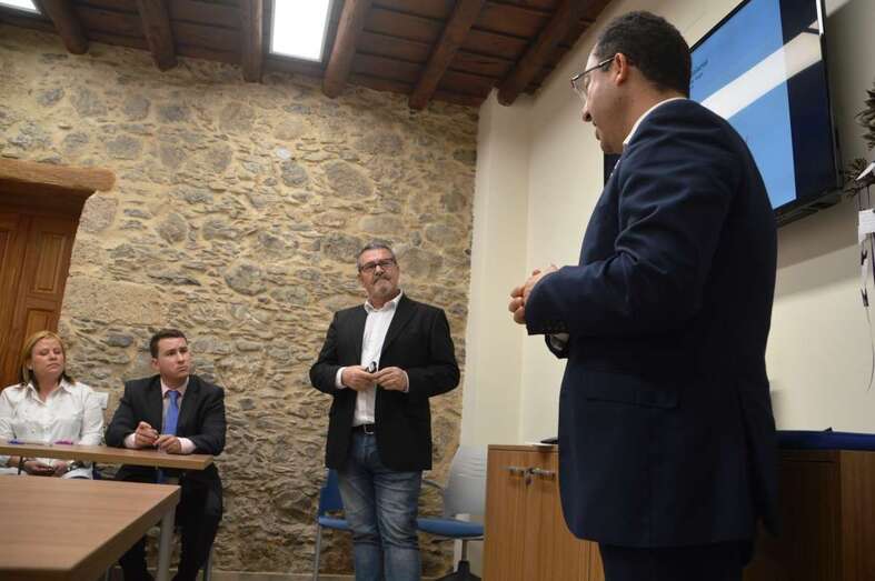 El conferenciante Gregorio Viera y el titular del Centro de Negocios JS, José Dámaso, al inicio del acto (Foto TA)