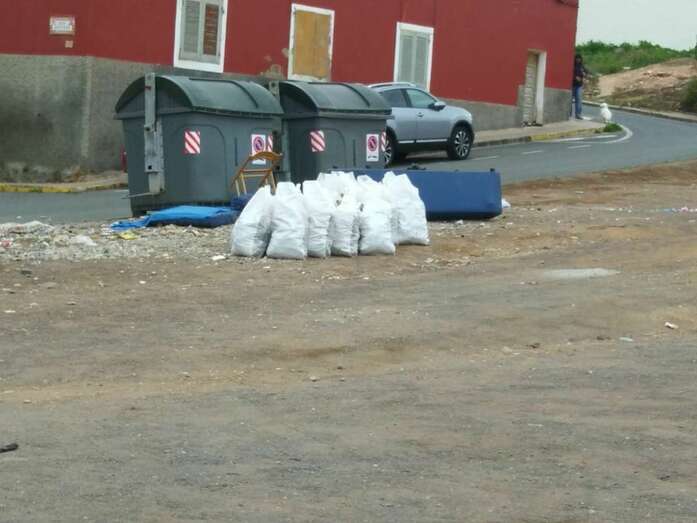 Bolsas con restos de una obra depositadas en el mismo solar que fue adecentado días atrás en Melenara (Foto TA)