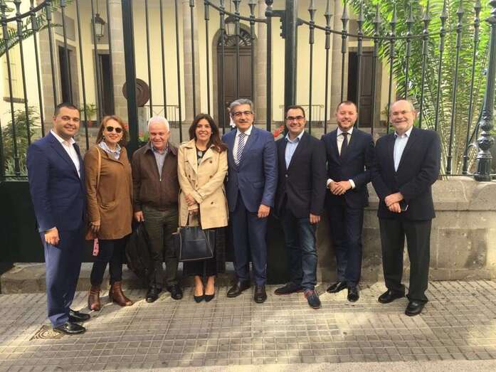 Carmen Hernández, en el centro de la imagen junto a Román Rodríguez y otros cargos electos de NC (Foto TA)
