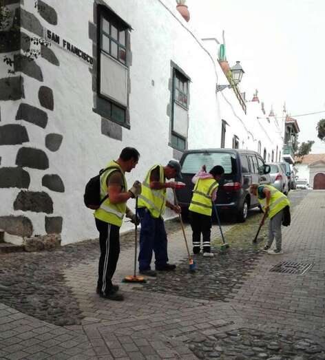 Grupo de operarios que participan en las labores de limpieza del barrio (Foto TA)