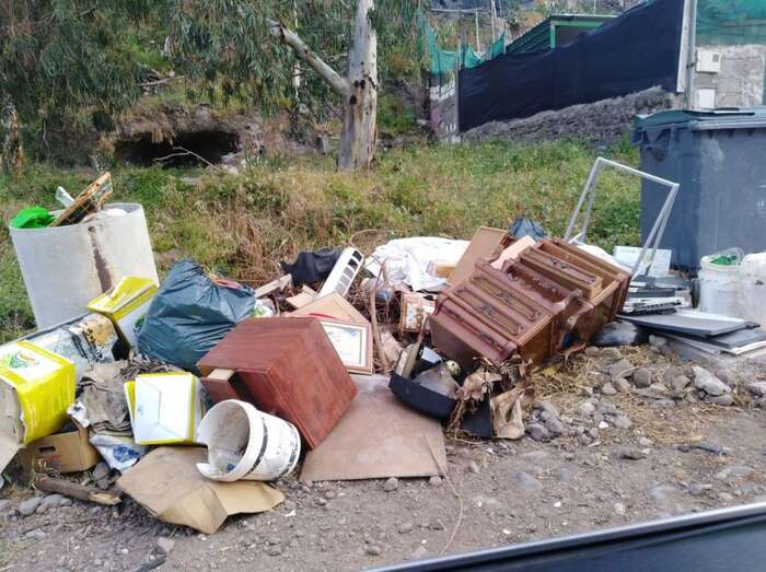 Los escombros y la basura se acumulan junto a unos contenedores de basura en el barranco de El Tundidor (Foto TA)