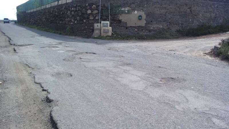 Los baches salpican la carretera que va de Cruz de Jerez a Las Huesas (Foto TA)