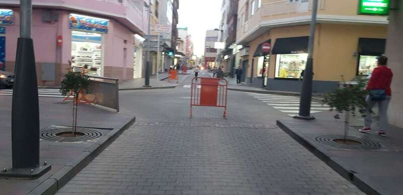 Vallas colocadas en la calle de Poeta Fernando González (Foto TA)