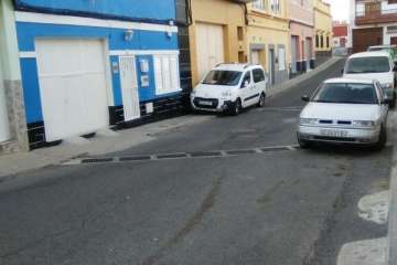 La calle de Ángel Guimerá, en Jinámar, un caos (Foto TA)